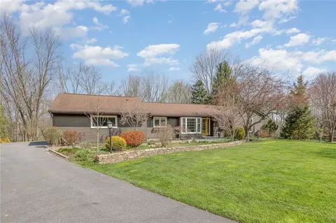 19 Chateau Pl, Mendon, NY 14506