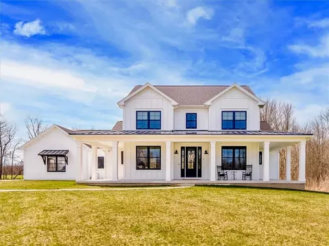 11 Stamber Ln, Ogden, NY 14559