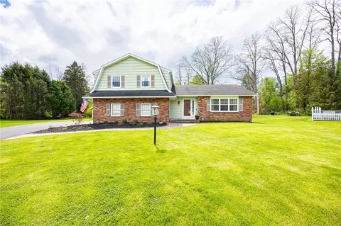 92 Pebble Hill Rd, Perinton, NY 14450