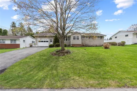 211 Charlane Pkwy, Salina, NY 13212