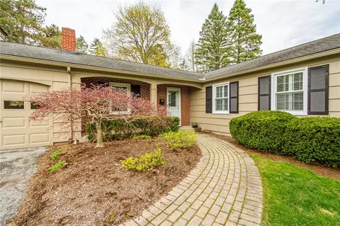 5 Reitz Cir, Pittsford, NY 14534
