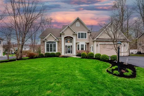 611 Brookstone Bnd, Webster, NY 14580