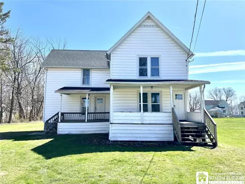 28 Kinney St, Brocton, NY 14716