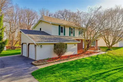 20 Robbin Cres, Ogden, NY 14624