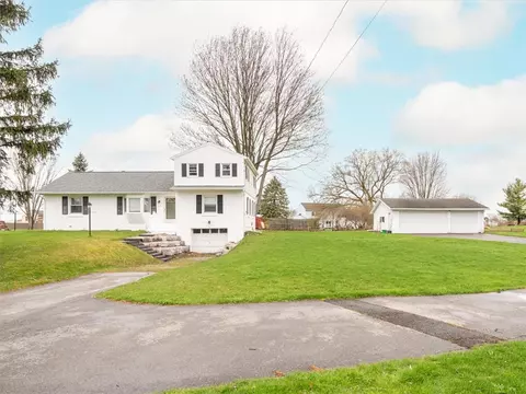1451 Pinnacle Rd, Henrietta, NY 14467