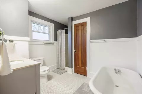 Bath - 380 Laurelton Rd, Irondequoit, NY 14609 photo 2 of 4