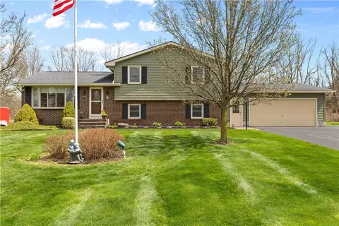 28 Hiawatha Trl, Ogden, NY 14559