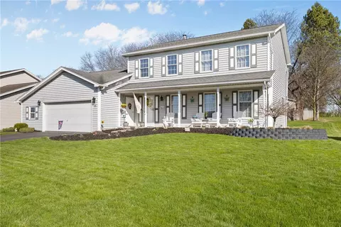 33 Redfern Dr, Riga, NY 14428