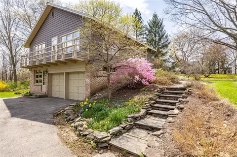 38 Arlington Dr, Pittsford, NY 14534