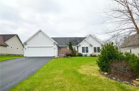 1012 Pondbrook Pt, Webster, NY 14580