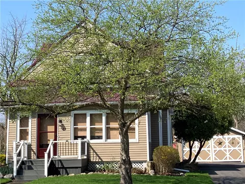 13 Maple Ave, Bloomfield, NY 14469