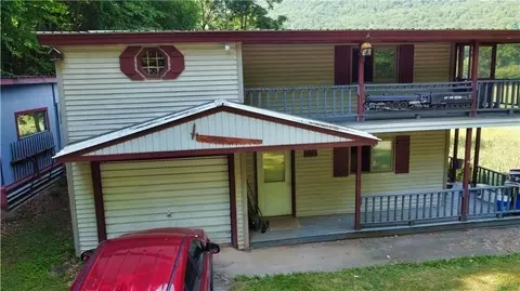 1353 Peas Eddy Rd, Hancock, NY 13783