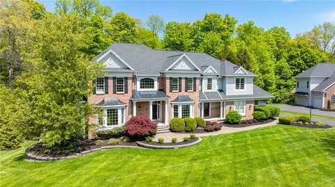 36 Thomas Grv, Pittsford, NY 14534