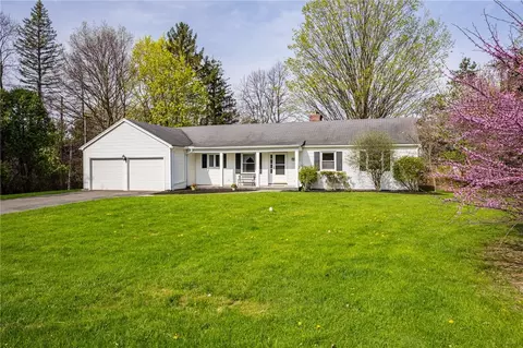 32 Cricket Hill Dr, Pittsford, NY 14534