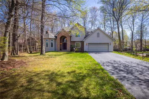 899 Friar Tuck Ln, Webster, NY 14580