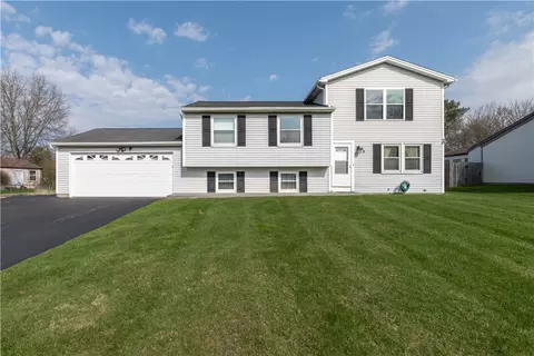 60 Wayfaring Ln, Greece, NY 14612