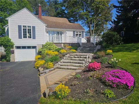 16 Coolidge Ave, Ogden, NY 14559