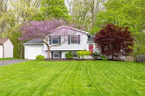 52 Meadowlark Dr, Penfield, NY 14526