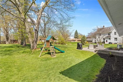Exterior - 435 Bay View Rd, Irondequoit, NY 14609 photo 7 of 9