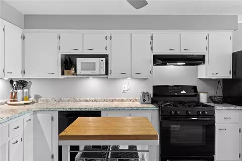 Kitchen - 435 Bay View Rd, Irondequoit, NY 14609 photo 4 of 5