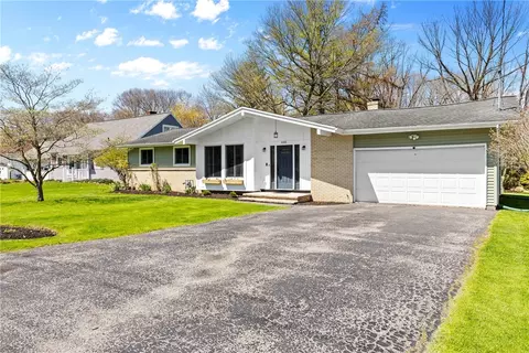 Exterior - 435 Bay View Rd, Irondequoit, NY 14609 photo 2 of 9