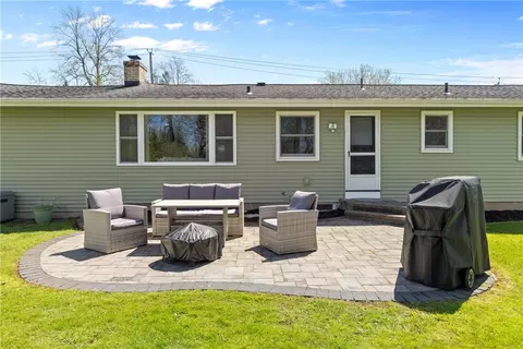 Exterior - 435 Bay View Rd, Irondequoit, NY 14609 photo 5 of 9