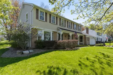 10 Whitecliff Dr, Pittsford, NY 14534