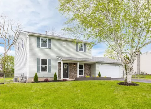 32 Highview Dr, Hamlin, NY 14464