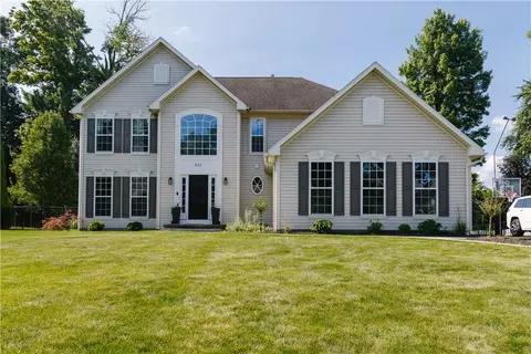 521 Deer Haven Dr, Webster, NY 14580