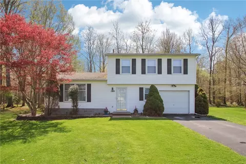 1389 Brookedge Dr, Hamlin, NY 14464