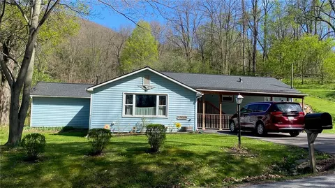 6812 E Hill Rd, Naples, NY 14512