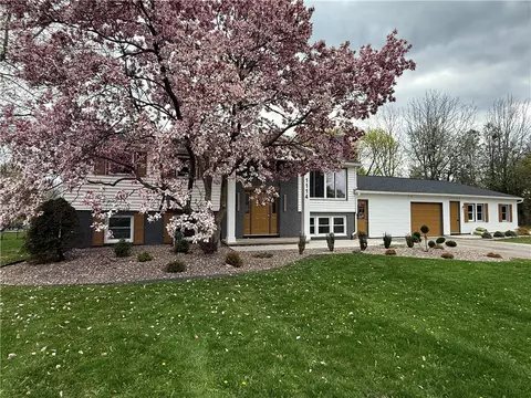1114 Parkside Dr, Webster, NY 14580