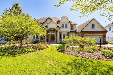 185 Barclay Square Dr, Rochester, NY 14618