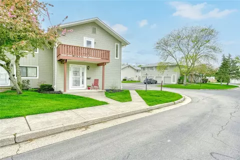 555 Eastbrooke Ln, Rochester, NY 14618