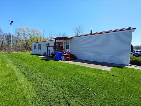 349 Sandybrook Dr, Hamlin, NY 14464