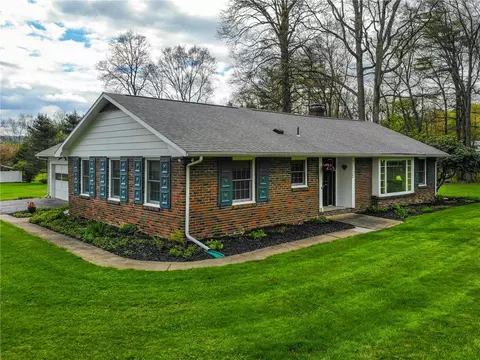11712 Hickory Ln, Corning, NY 14830