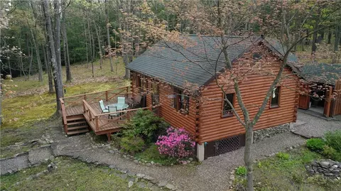 8172 Saunders Hill Rd, Naples, NY 14512