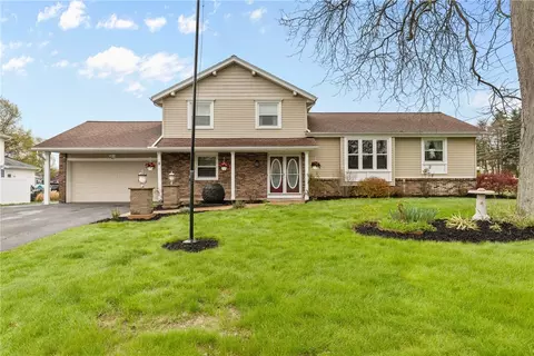 8 Hardwood Ln, Greece, NY 14616