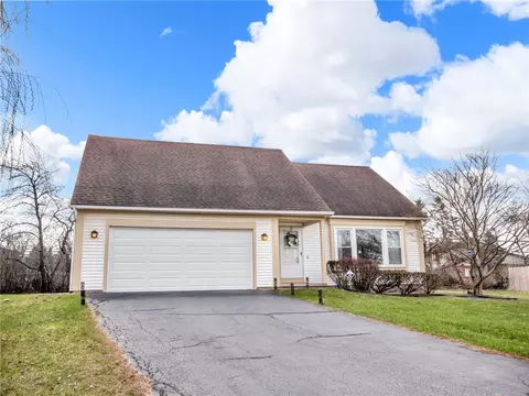 29 French Meadow Ln, Rochester, NY 14618