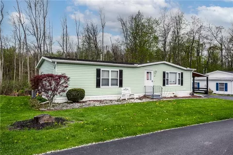 47 Hidden Meadows Dr, Bergen, NY 14416