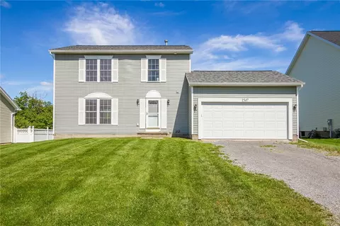 1547 Meadowbrook Ln, Farmington, NY 14425
