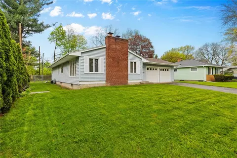 21 Pine Tree Ln, Irondequoit, NY 14617