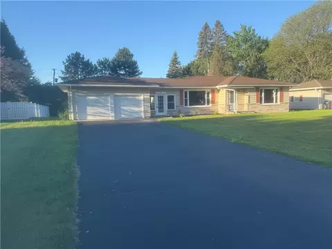 7 Greenbriar Dr, Gates, NY 14624