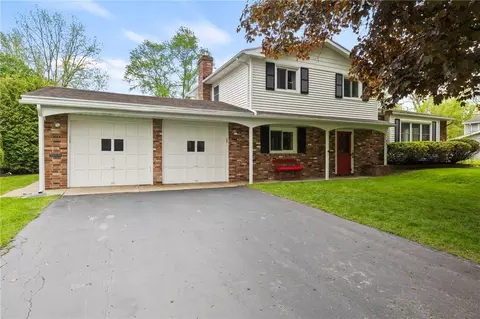 39 Wedgewood Dr, Penfield, NY 14526