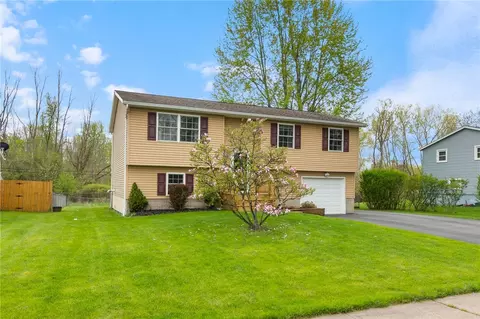 17 Courtright Ln, Gates, NY 14624