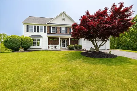 74 Broadmoor Trl, Perinton, NY 14450