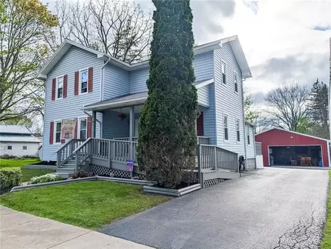 30 Clinton St, Bergen, NY 14416