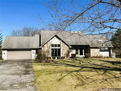 5 Fenimore Dr, Pittsford, NY 14534