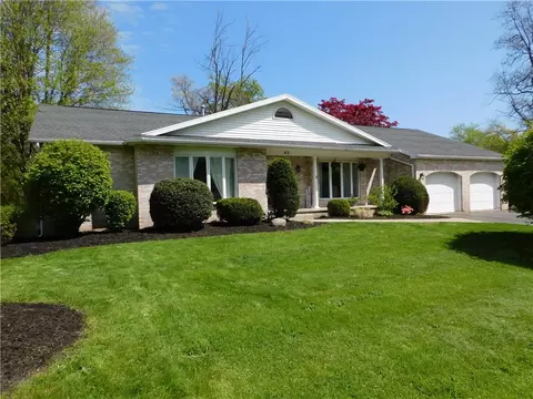 42 Creekview Ln, Greece, NY 14626