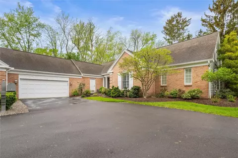 5 Woodbury Pl, Rochester, NY 14618